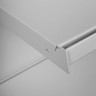 Metalowa półka do gondoli sklepowej Brevius – zbliżenie na solidne łączenie i wykończenie.