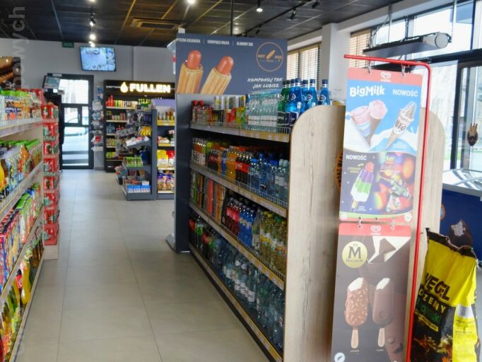 Meble i regały sklepowe na stacji paliw